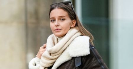 Jak nosić szalik damski? Sprawdź najmodniejsze stylizacje i sposoby wiązania szalika