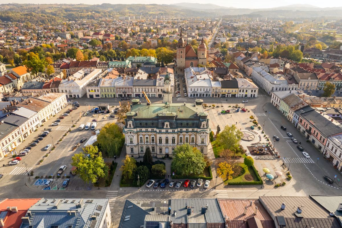 Ratusz pośrodku rynku jest sercem Nowego Sącza