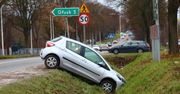Świdnik: Kierowcy zatrzymywali się na widok toyoty w rowie