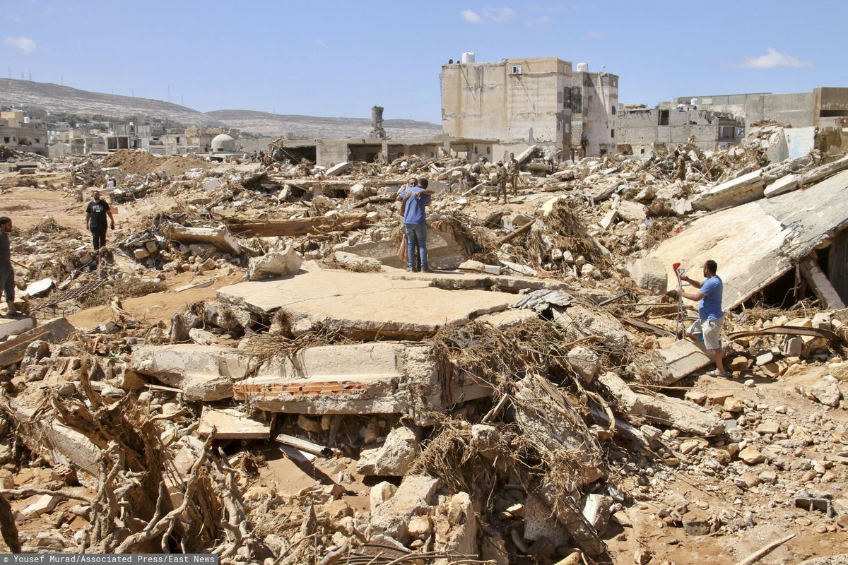 Zniszczone powodzią miasto Derna w Libii 