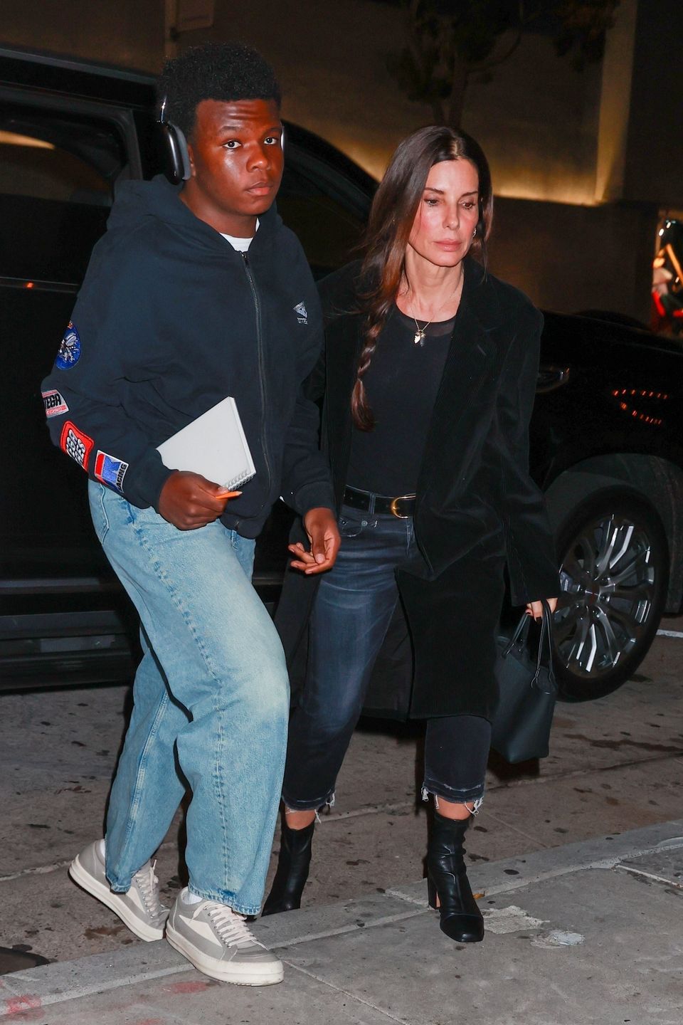 Sandra Bullock wraca z kolacji z synem