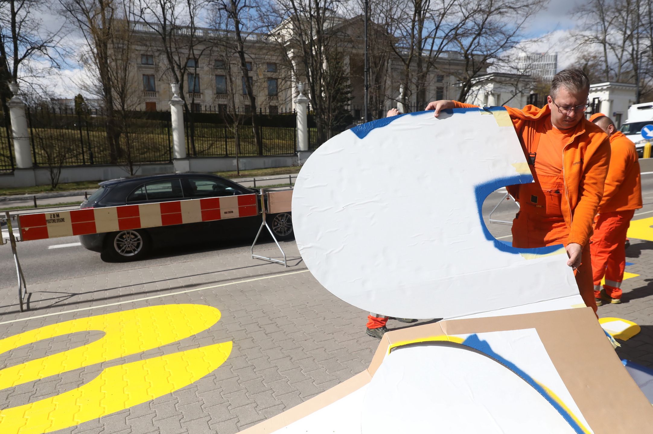 Warszawa, 12.04.2022. Wielki napis "Sława Ukrainie" ułożony przed Ambasadą Federacji Rosyjskiej w Warszawie, 12 bm. (kf) PAP/Tomasz Gzell