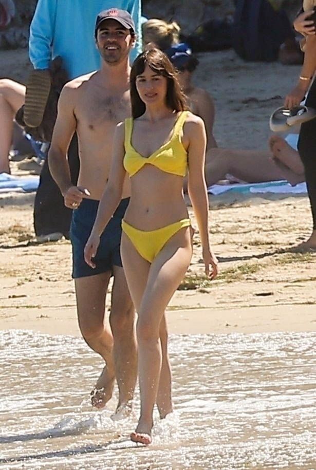 Dakota Johnson i Jeremy Allen White wypoczywają na plaży w Malibu