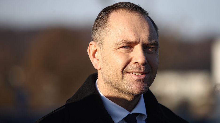 Żywiec, 03.12.2024. Kandydat Komitetu Obywatelskiego w przyszłorocznych wyborach na prezydenta RP, popierany przez Prawo i Sprawiedliwość, prezes Instytutu Pamięci Narodowej Karol Nawrocki po spotkaniu z personelem szpitala w Żywcu, 3 bm. (mr) PAP/Jarek Praszkiewicz