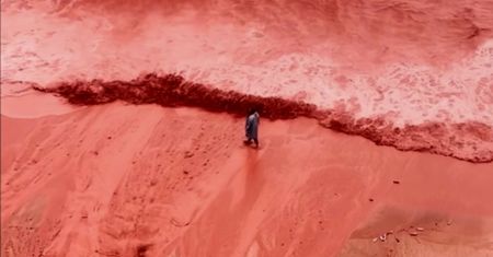 Spektakularny widok na irańskiej plaży. Woda przybrała krwisty kolor