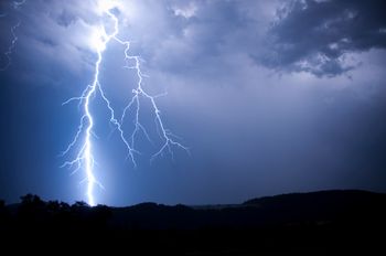 Potężna burza dotarła do Świętokrzyskiego. Silny wiatr i ulewny deszcz