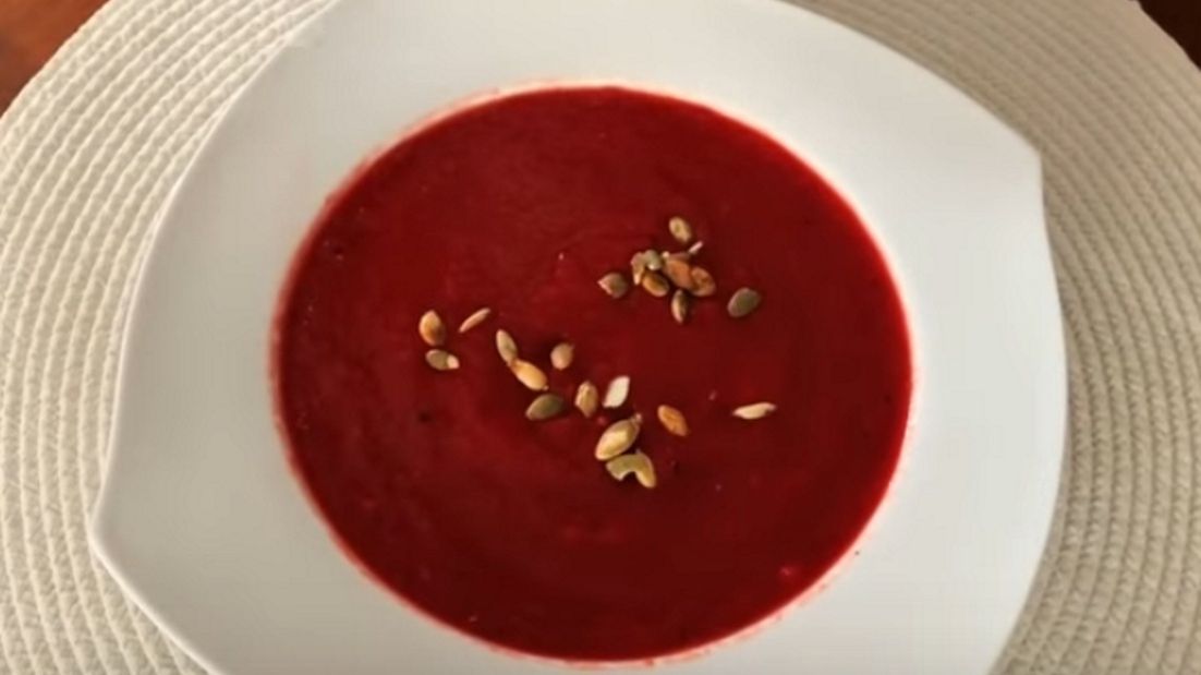 Zupa buraczana jest niskokaloryczna i bogata w składniki odżywcze.