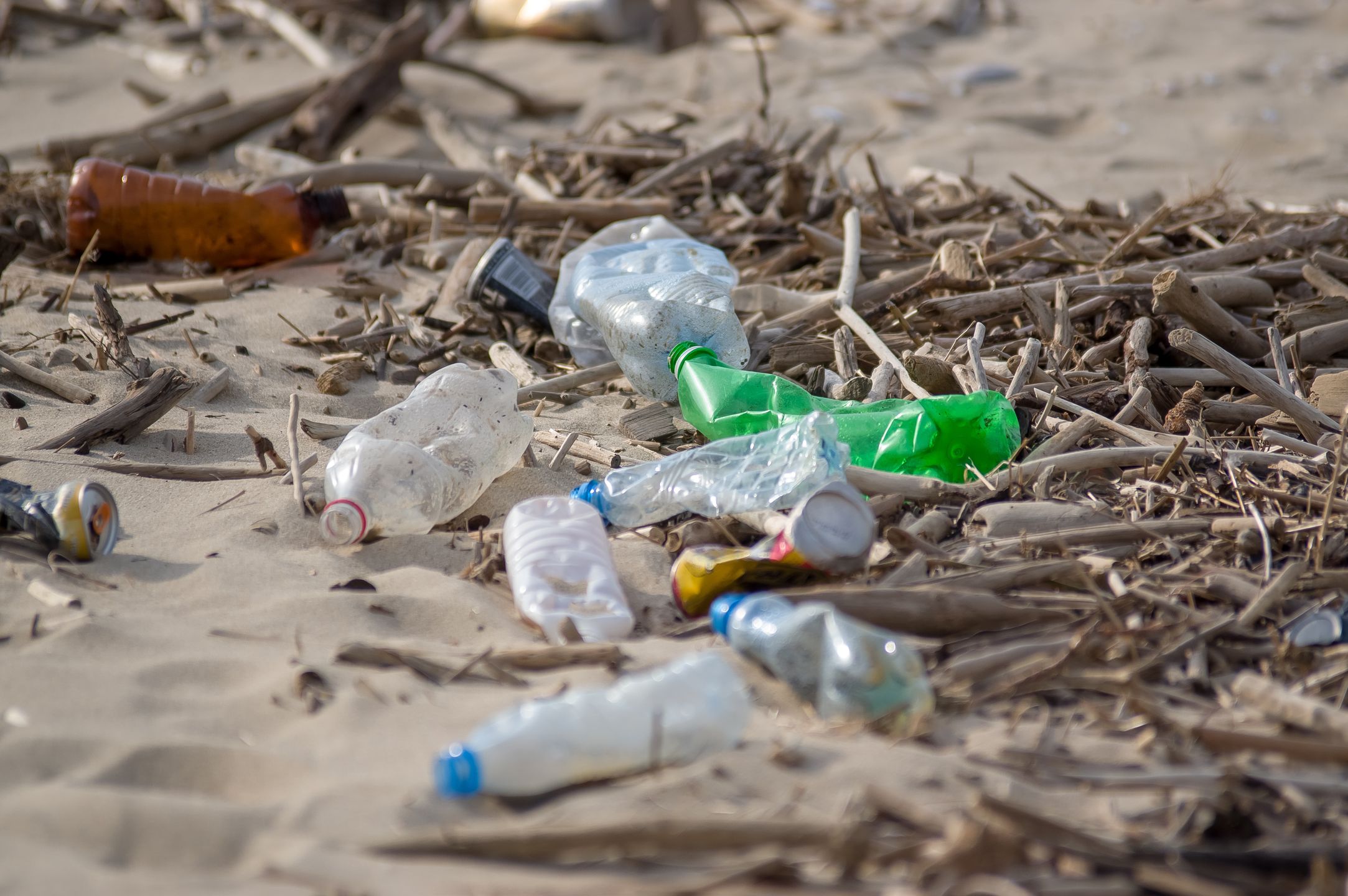 Plaże pełne plastiku to niestety dość powszechny widok w wielu turystycznych miejscach
