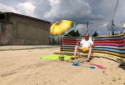 Zgierz. Jedna z ulic przypomina dziką plażę