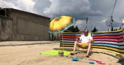 Zgierz. Jedna z ulic przypomina dziką plażę