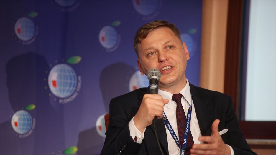 Norbert MaliszewskiKarpacz, 07.09.2021. Szef Centrum Analiz Strategicznych Norbert Maliszewski podczas panelu dyskusyjnego "Polska polityka na p�metku wyborczym - cz. II" w Hotelu Go��biewski w Karpaczu, 7 bm. Trwa pierwszy dzie� XXX edycji Forum Ekonomicznego pod has�em "Europa w poszukiwaniu przyw�dztwa".  Forum to 200 wydarze� - m.in. paneli dyskusyjnych, konferencji, w kt�rych ma wzi�� udzia� blisko 3 tys. uczestnik�w z Polski, Europy, Azji a tak�e USA.  (kf) PAP/�ukasz G�gulski�ukasz G�gulski30 30., debata, dyskusja, Forum Ekonomiczne, panel, rozmowa, spotkanie, trzydzieste, W�gier, XXX