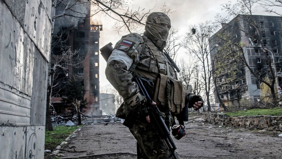 Wojna w Ukrainie - inne miastaMandatory Credit: Photo by Licensed by Story Picture Agency/Shutterstock (12903681j)  A Russian soldier stands near a burning apartment block in central Mariupol. as the eastern offensive across Donbas continues.  Donbas fighting, Ukraine - 18 Apr 2022Licensed by Story Picture Agency/Shutterstock