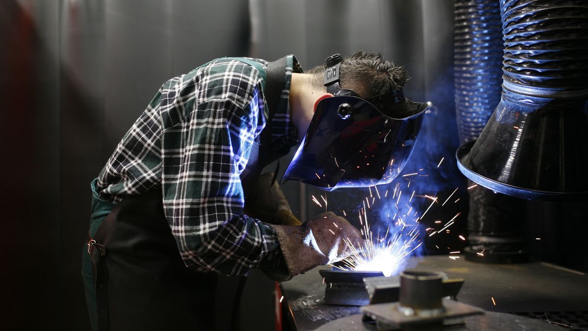 praca, spawanie, warsztat, nauka, zawód, bhp, technologia, iskra, ludzie