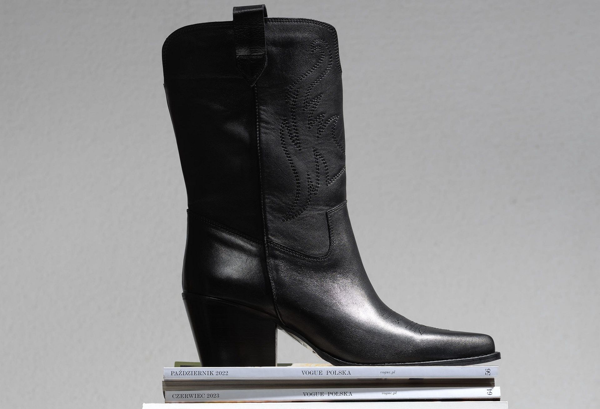 Kowbojki damskie hitem wśród gwiazd! Dlaczego te buty są tak popularne?