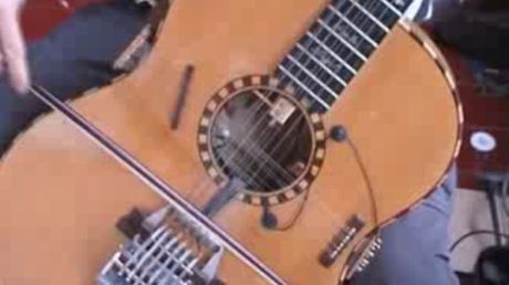 Wyjątkowo gadżeciarska gitara (wideo) 1