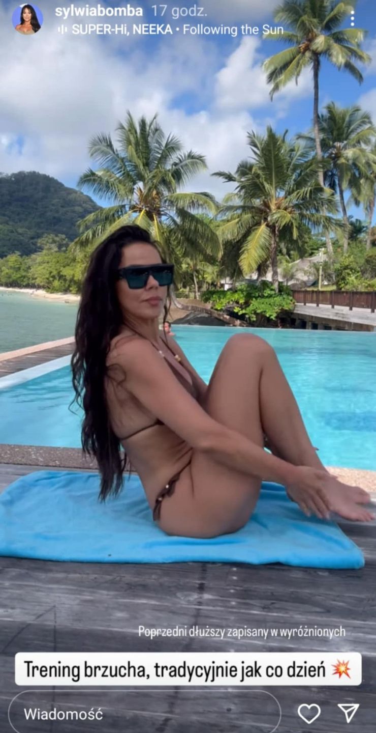 Wakacyjna Sylwia Bomba ćwiczy brzuch
