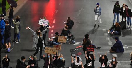 Strajk kobiet we Wrocławiu. Atak narodowców. Musiała interweniować policja