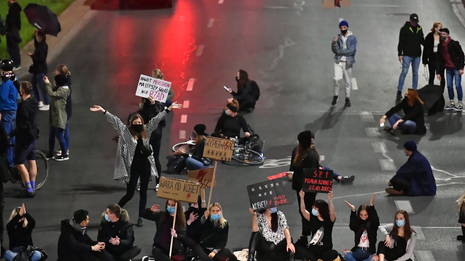 Strajk kobiet we Wrocławiu. Atak narodowców. Musiała interweniować policja