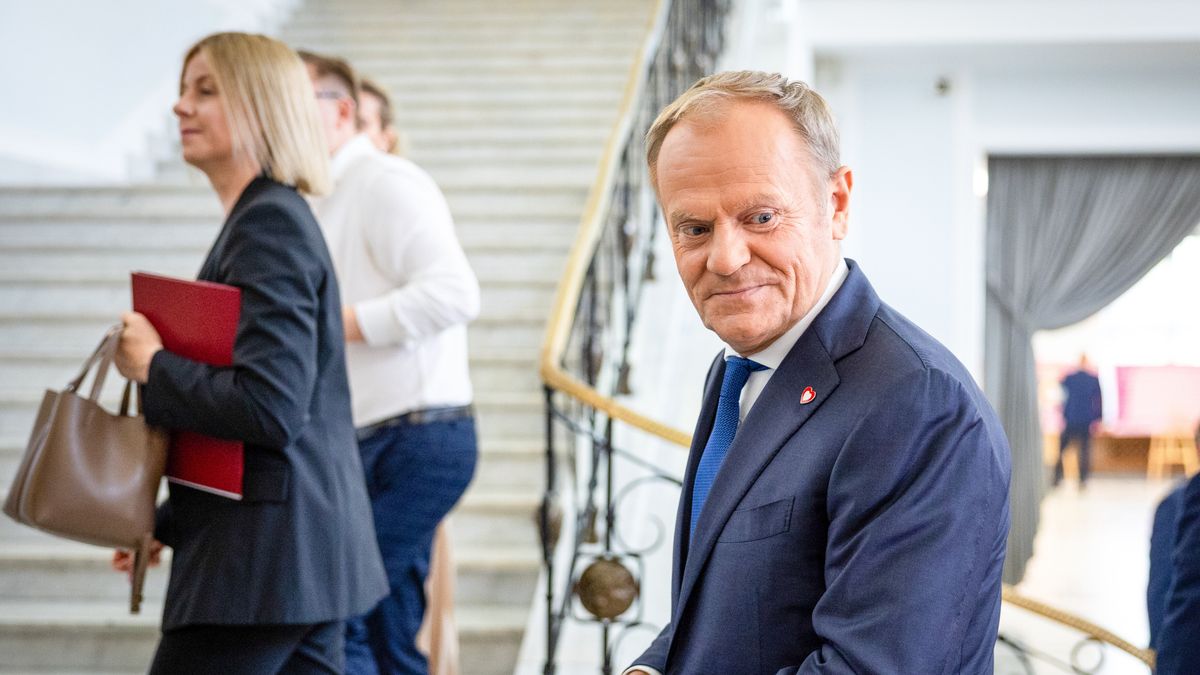 Warszawa, 11.06.2025. Premier Donald Tusk (P) w Sejmie w Warszawie, 11 bm. Premier Tusk ma przedstawić w Sejmie wniosek o wotum zaufania dla rządu. Po jego wystąpieniu odbędzie się debata. Głosowanie nad wotum przewidziano na godz. 14. (jm) PAP/Rafał Guz