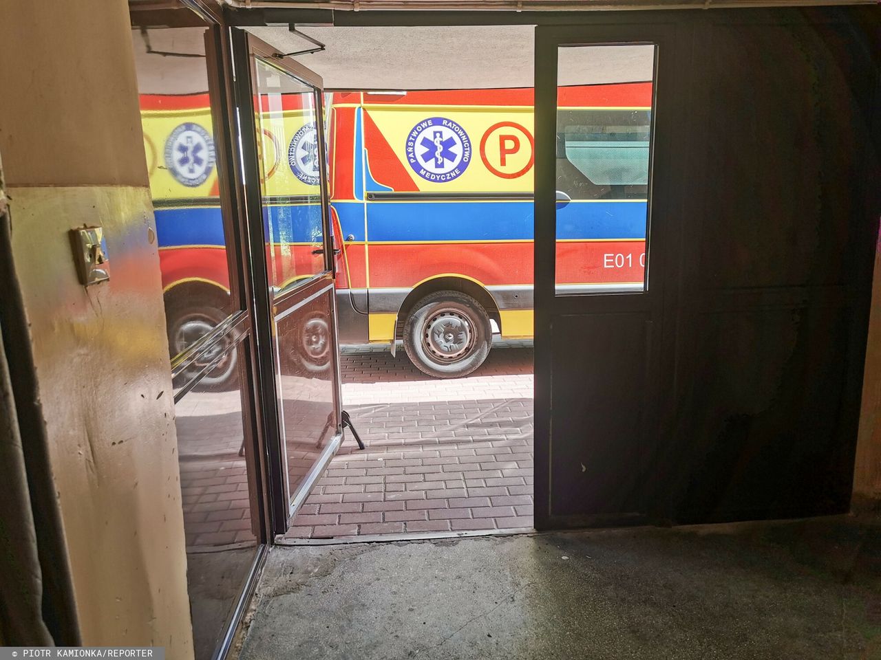 Kobieta wciągnięta pod śmieciarkę. Jest w ciężkim stanie