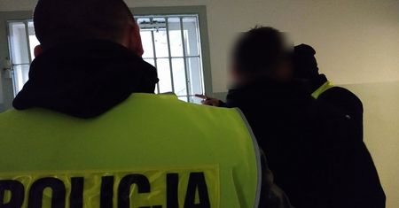 Recydywista z Malborka odpowie za kradzieże. Przed policją ukrywał się za koszem na strychu