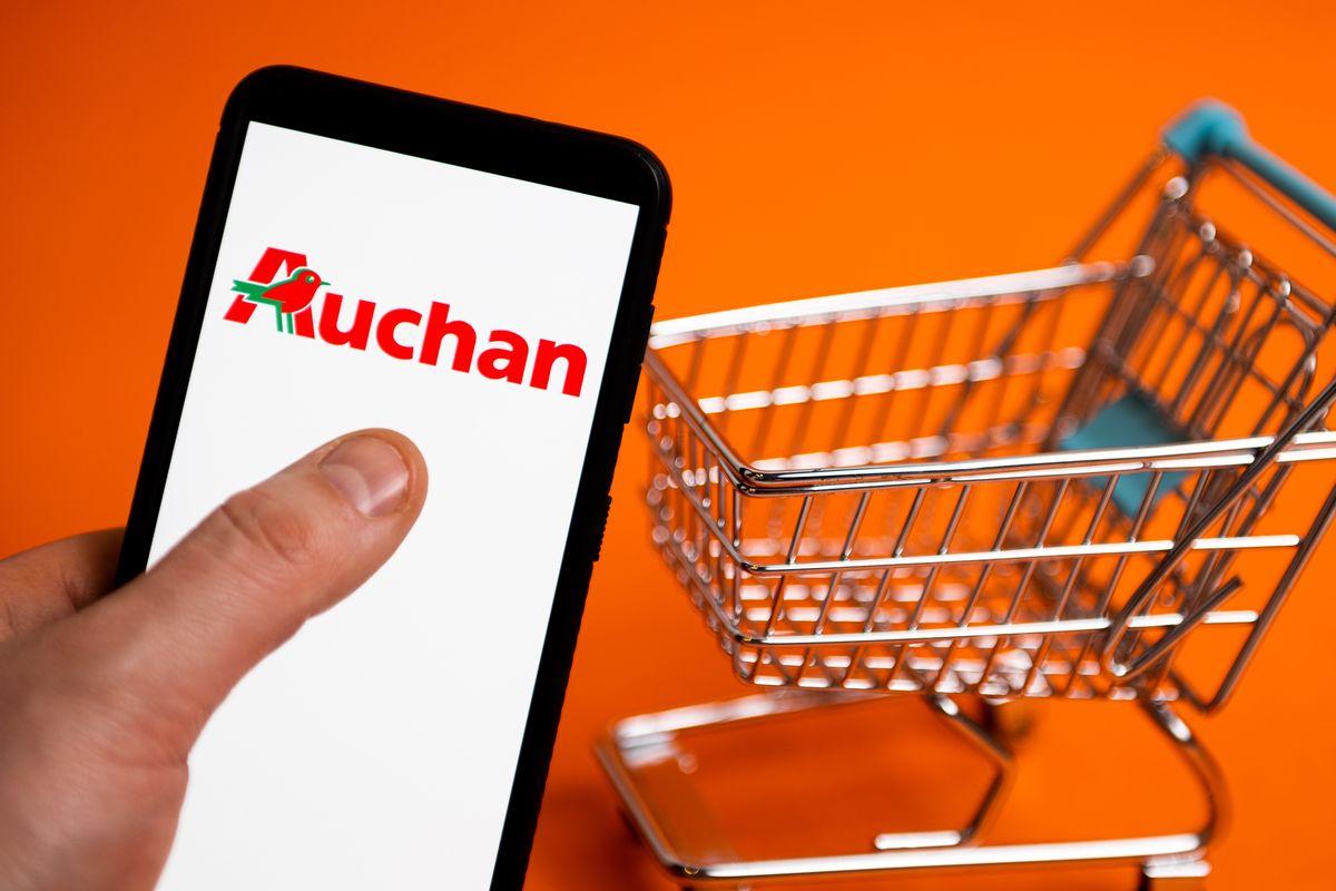 Мережа магазинів Auchan, яка підтримує Росію у війні з Україною (Photo Illustration by Mateusz Slodkowski/SOPA Images/LightRocket via Getty Images)