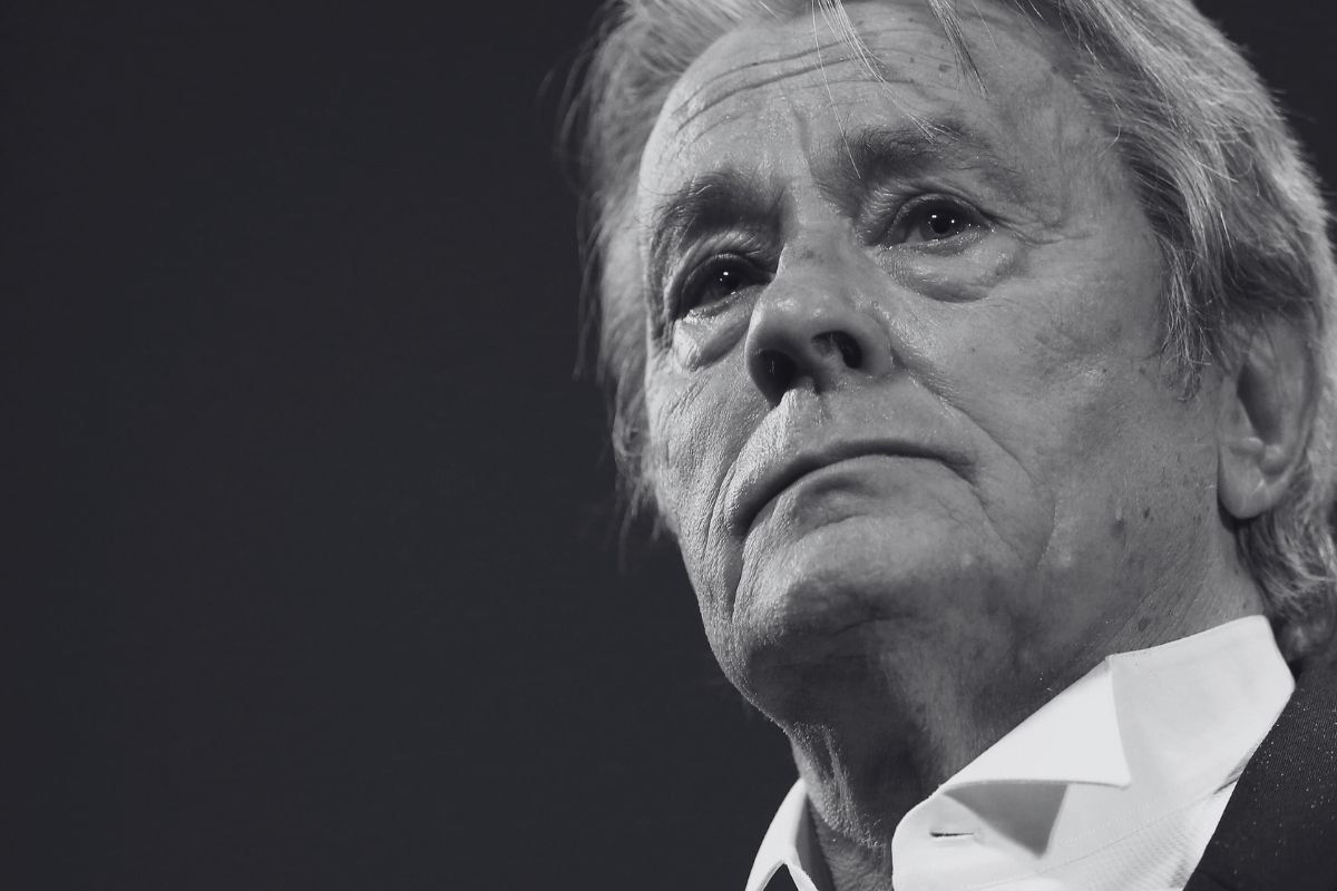 Alain Delon zostanie pochowany obok pięćdziesięciu psów. Podano szczegóły