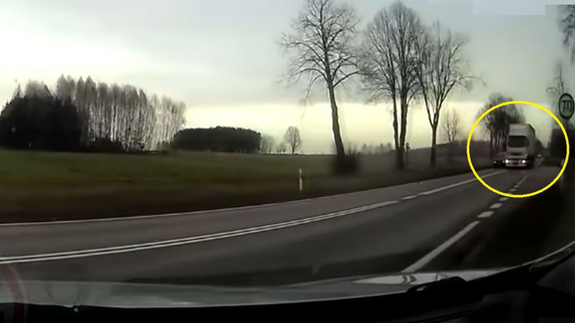 Kierowca wyjechał z podporządkowanej prosto na ciężarówkę