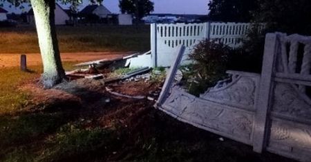 Zabrał samochód starszemu bratu. Wjechał w betonowe ogrodzenie