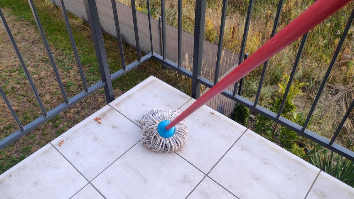 Czyszczenie brudnego balkonu