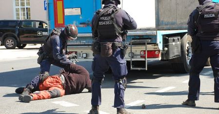 Ćwiczenia na wypadek ataku terrorystycznego w rafinerii Orlen Południe w Jedliczu. Atak drona, pożar i pościg za dywersantem