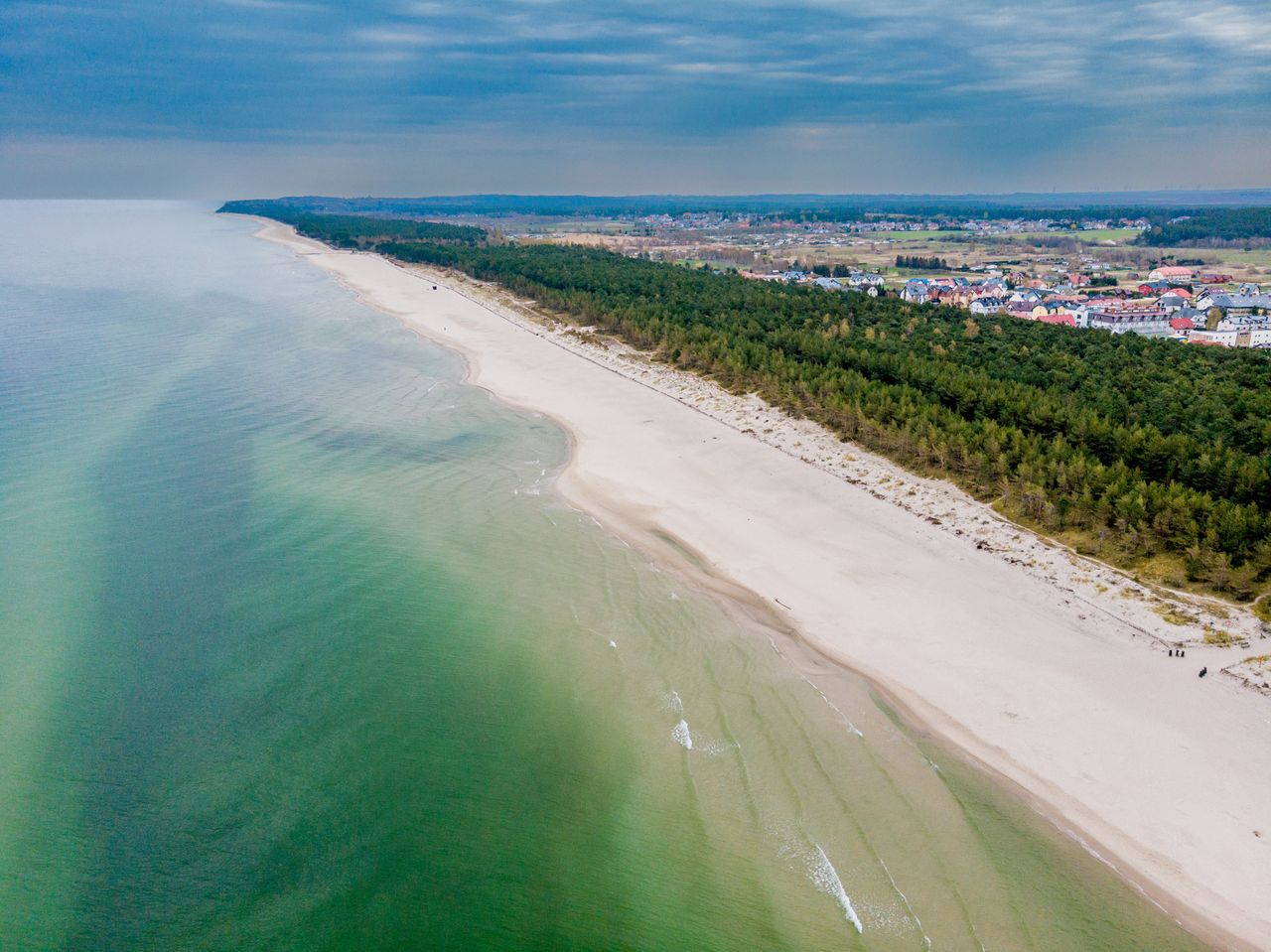 Rybacka wioska, której plaże zachwycą każdego. Oaza spokoju i dom kolorowych motyli