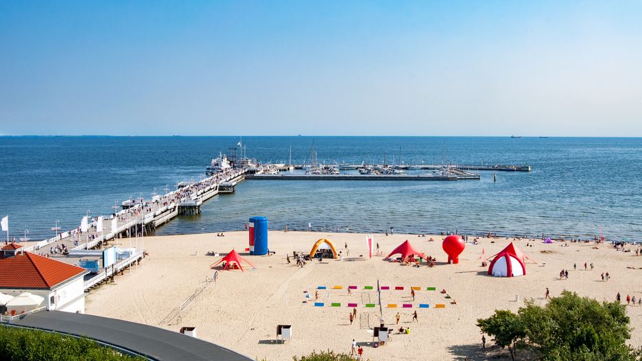 plaża w Sopocie, atak na ratowników wopr, pijany mężczyzna obezwładniony przez policjantkę na molo w sopocie
