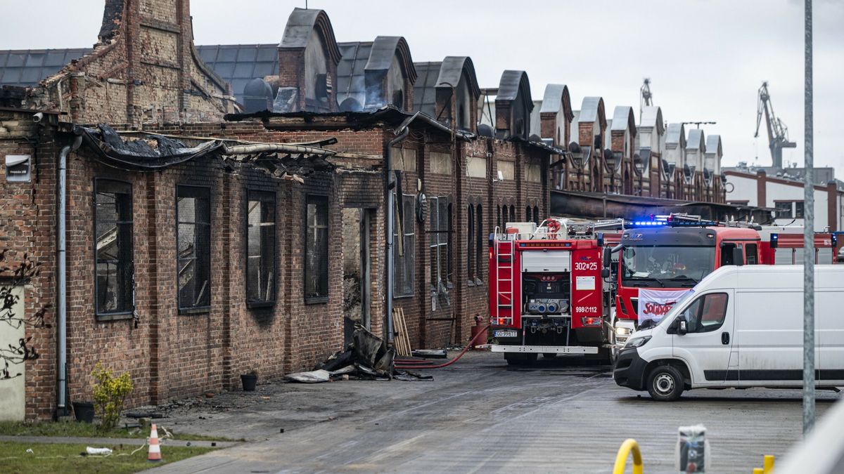 Po?ar zabytkowej hali w Gda?sku
Fot. Piotr Hukalo/East News, 06.02.2025. Gdansk. Skutki pozaru zabytkowej hali na Przerobce w Gdansku. Zniszczeniu uleglo m.in. prawie 1500 skladowanych tam na zime rowerow systemu Mevo.
Piotr Hukalo