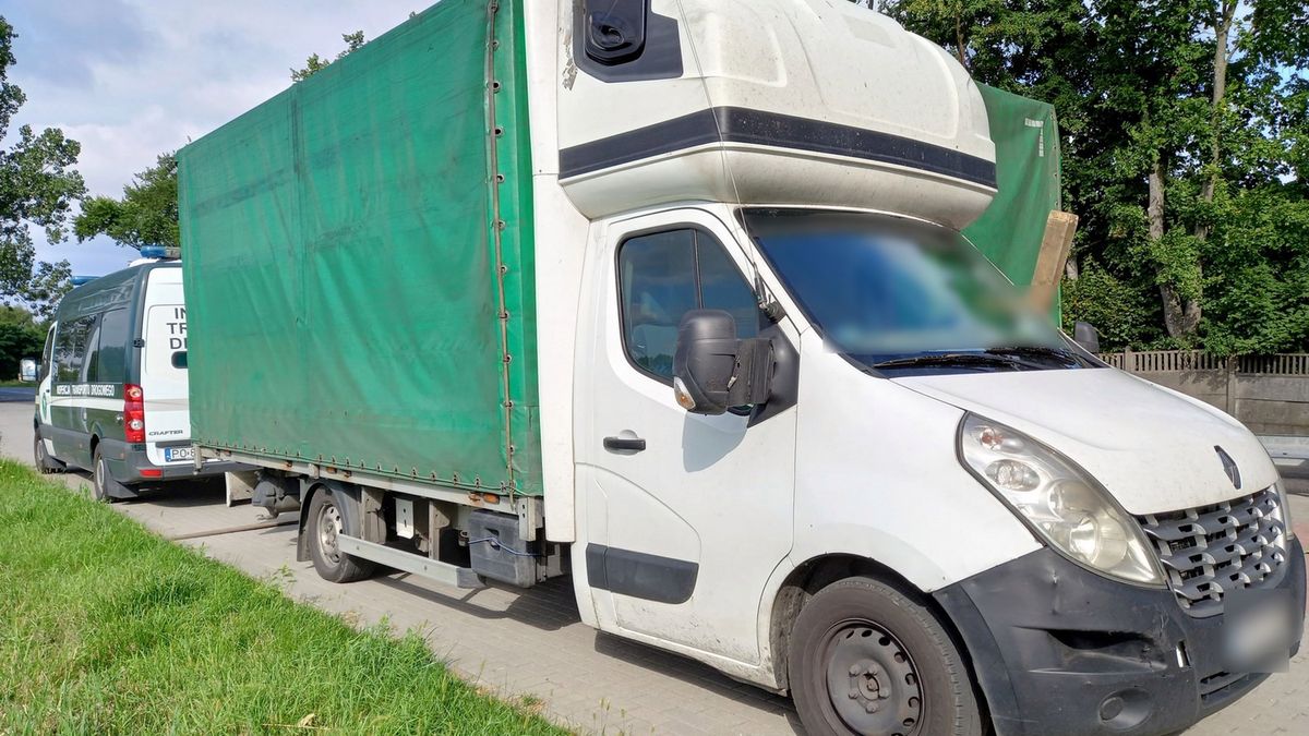 Kierowca tego auta nieprzesadnie przejmował się brakiem prawa jazdy.