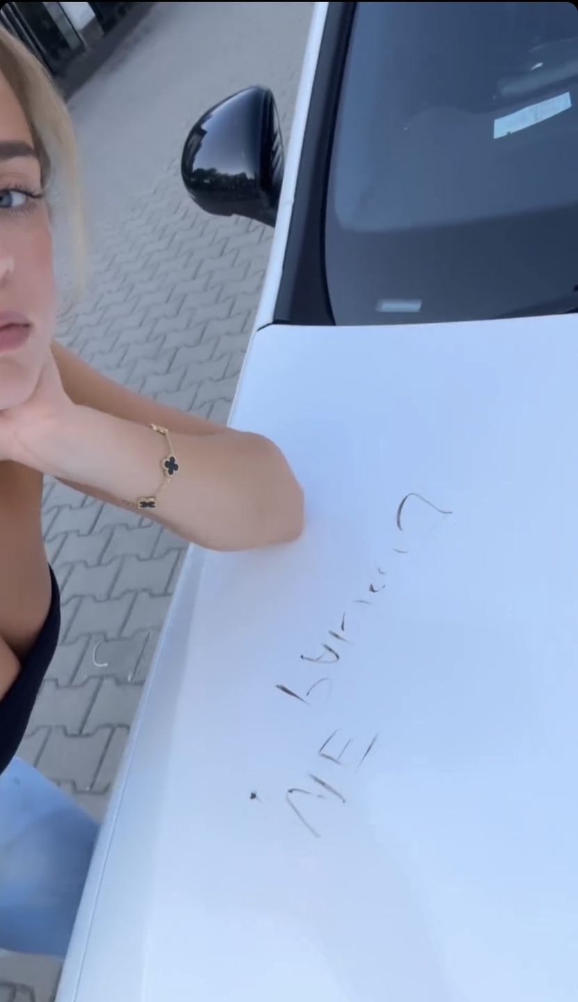 Gąsiewska skarży się na sąsiada. Pokazuje, co zrobił z jej autem