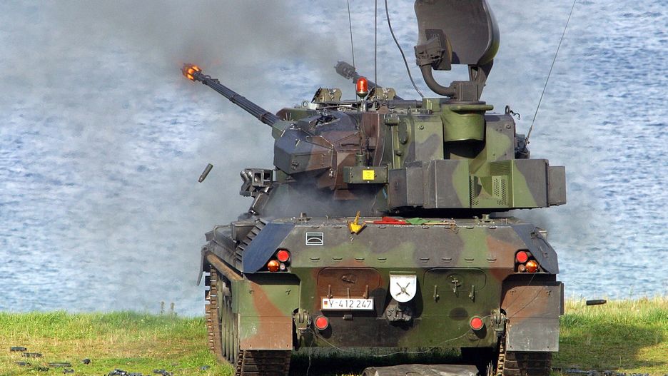 Flakpanzer Gepard Bundeswehry podczas strzelania poligonowego.