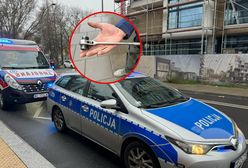 O włos od tragedii. Kobietę uderzył spadający z rusztowania klucz