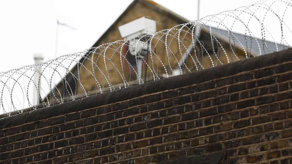 Coraz więcej osób wychodzi na wolność