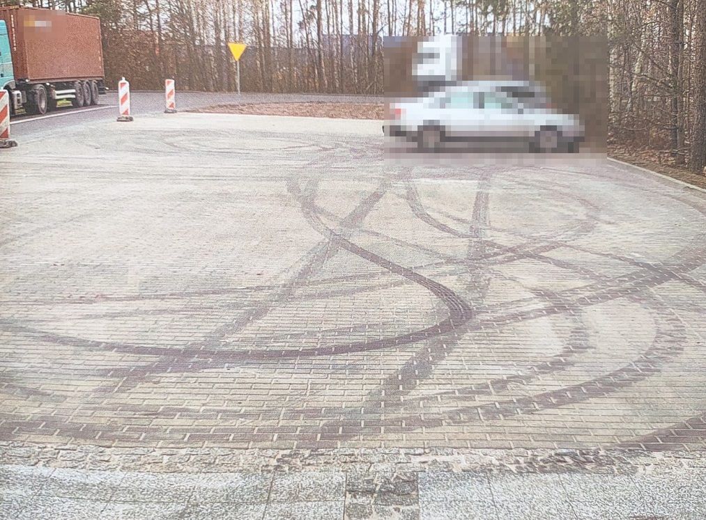 Zauważyli ślady na parkingu i zadzwonili na policję