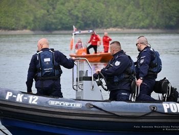 Wypłynął na środek jeziora i zniknął. Trwają poszukiwania, jest apel policji