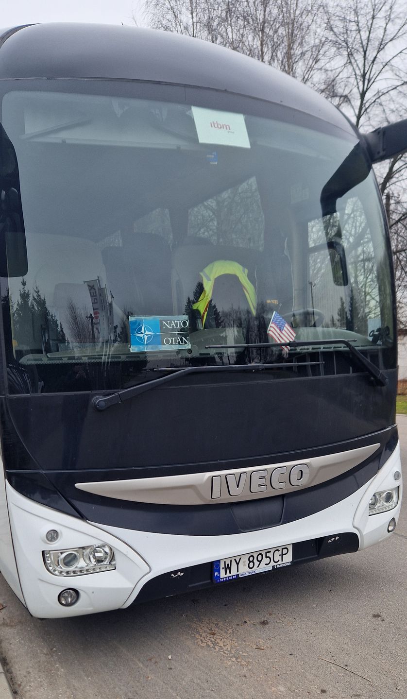 Pod Ostoyą natykam się na dwa amerykańskie autobusy