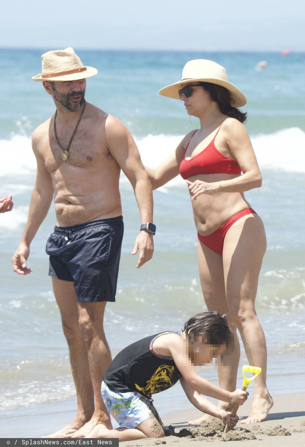 Eva Longoria w czerwonym bikini na plaży