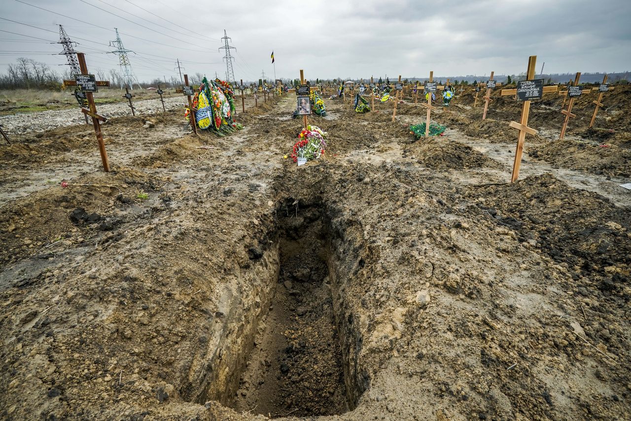 Ukraińcy odkryli ponad 800 grobów zamordowanych przez Rosjan ludzi