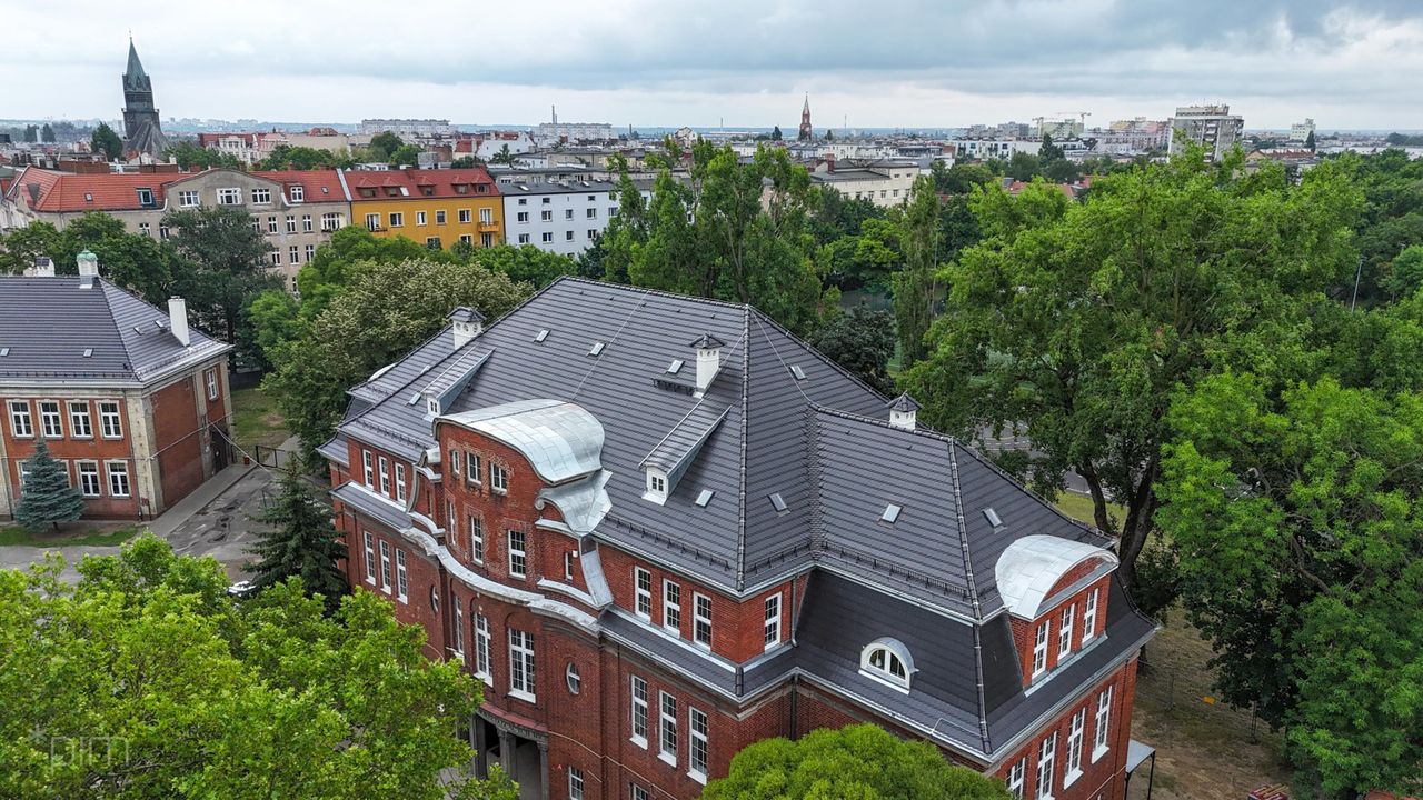 Zabytkowe dachy odzyskują dawny blask. Historyczne budynki przy Jarochowskiego i Wyspiańskiego w nowej szacie