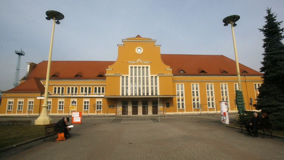 Koleje Dolnośląskie wynajmują pomieszczenia pod biura na dworcu w Legnicy, ale jednak to nie wystarcza, więc wybudują nową siedzibę