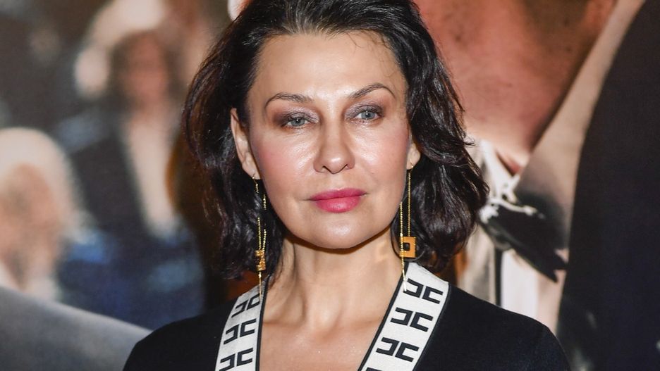 kolczyki Elisabetta Franchi, Premiera filmu "Sonata", sukienka czarna, sukienka Elisabetta Franchi, sukienka z dzianiny, torebka szara, luty 2022, Anna Popek