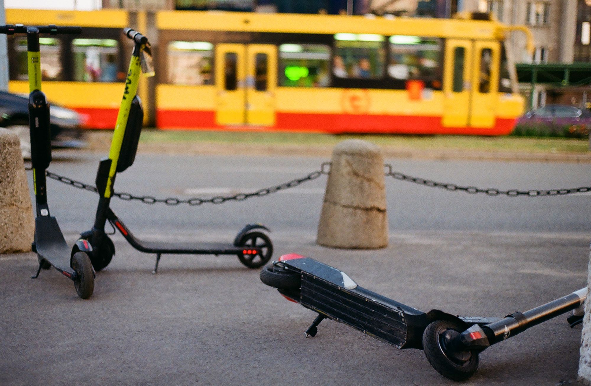"Smutne hulajnogi Warszawy": Fotografka zauważyła poważny problem 6