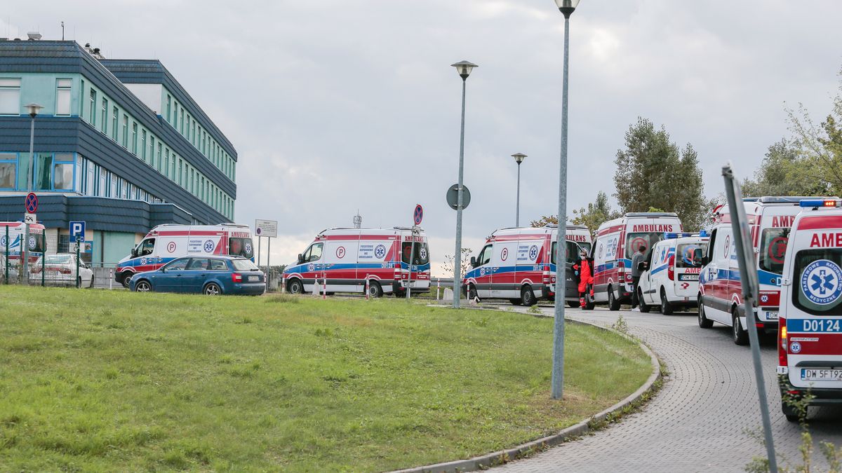Zdjęcie dnia. Kolejka karetek na SOR we Wrocławiu 1