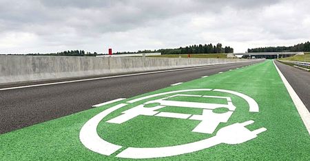 Pierwsza taka autostrada w Europie. Ładuje auta w trakcie jazdy